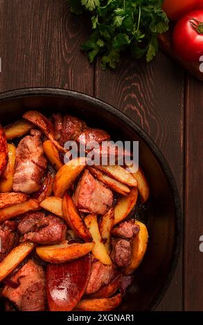 Ojakhuri, traditionelles georgianisches Gericht, gebratene Kartoffeln mit Fleisch, in einer Lehm-Pfanne, Blick von oben, keine Leute, hausgemacht Stockfoto