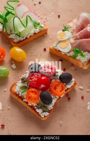 Frühstück, verschiedene Sandwiches, auf weißem Toast Brot, Blick von oben, keine Leute Stockfoto