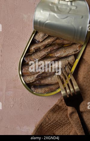 Sprossen in Öl, geräucherter Fisch in der Dose, offen, Nahaufnahme, Draufsicht, keine Personen Stockfoto