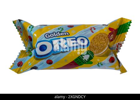 Mini-Paket mit Golden Oreo Keksen aus festlicher Dose von Oreo Keksen mit einer Auswahl von Oreo Keksen isoliert auf weißem Hintergrund Stockfoto