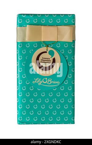 Schachtel von Lily O'Briens luxuriöser Schokoladenkollektion isoliert auf weißem Hintergrund Stockfoto