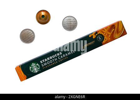 Schachtel mit Starbucks Smooth Caramel aromatisierten Kaffeekapseln von Nespresso mit drei Kapseln isoliert auf weißem Hintergrund Stockfoto