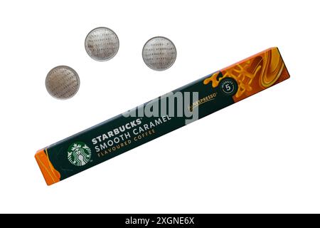 Schachtel mit Starbucks Smooth Caramel aromatisierten Kaffeekapseln von Nespresso mit drei Kapseln isoliert auf weißem Hintergrund Stockfoto