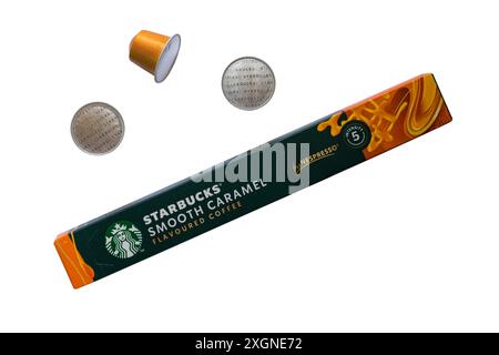 Schachtel mit Starbucks Smooth Caramel aromatisierten Kaffeekapseln von Nespresso mit drei Kapseln isoliert auf weißem Hintergrund Stockfoto