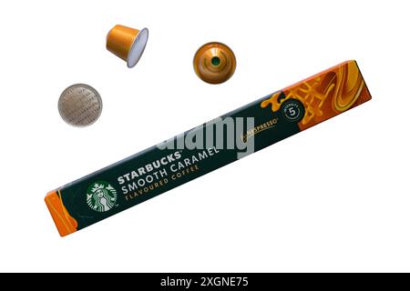 Schachtel mit Starbucks Smooth Caramel aromatisierten Kaffeekapseln von Nespresso mit drei Kapseln isoliert auf weißem Hintergrund Stockfoto