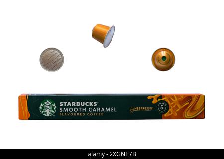 Schachtel mit Starbucks Smooth Caramel aromatisierten Kaffeekapseln von Nespresso mit drei Kapseln isoliert auf weißem Hintergrund Stockfoto