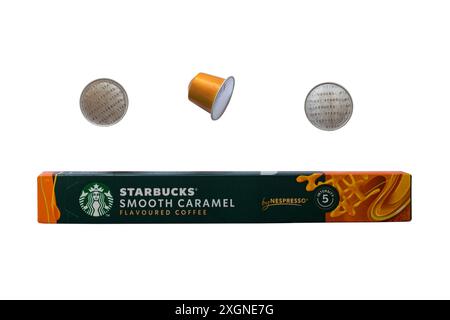 Schachtel mit Starbucks Smooth Caramel aromatisierten Kaffeekapseln von Nespresso mit drei Kapseln isoliert auf weißem Hintergrund Stockfoto