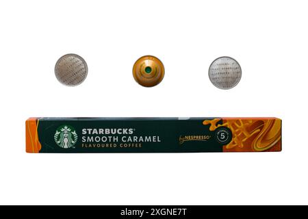 Schachtel mit Starbucks Smooth Caramel aromatisierten Kaffeekapseln von Nespresso mit drei Kapseln isoliert auf weißem Hintergrund Stockfoto