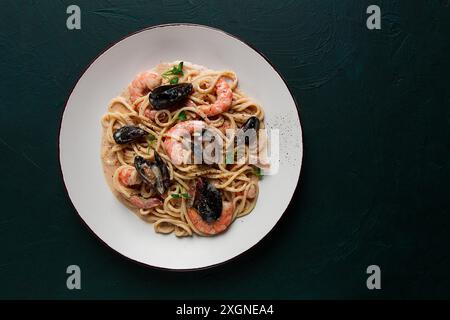 Spaghetti, Pasta, mit Meeresfrüchten, Garnelen mit Muscheln, in cremiger Knoblauchsoße, hausgemacht, keine Leute Stockfoto