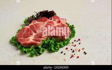 Zwei Stücke Schweinefleisch, rohes Schweinesteak, Schweinesteak, auf weißem Hintergrund Stockfoto