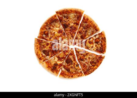 Pizza, Blick von oben, mit Grillhähnchen, Mozzarella, gebratenem Knoblauch und Marinara-Sauce, horizontal, auf weißem Hintergrund Stockfoto