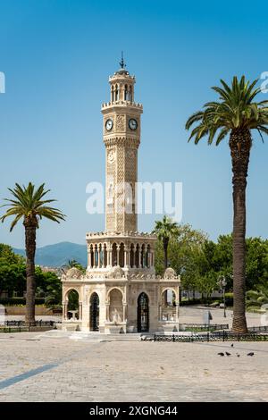 Izmir Uhrenturm befindet sich an einem sonnigen Tag auf dem Izmir Konak Platz Stockfoto