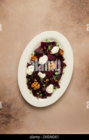 Rote-Bete-Salat mit Nüssen, Frischkäse und Mikrogrün, hausgemacht, keine Leute Stockfoto