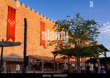 Toledo, Spanien. 29. Juni 2024. Historischer Themenpark Puy du Fou in Spanien, mit nachgebildeten Dörfern und Schlössern. Stockfoto