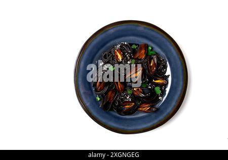 Spaghetti mit schwarzem Tintenfisch, schwarze Nudeln, mit gekochten Muscheln, auf einem schwarzen Teller, mit Petersilie und Parmesankäse, Nahaufnahme, selektiver Fokus, keine Leute Stockfoto