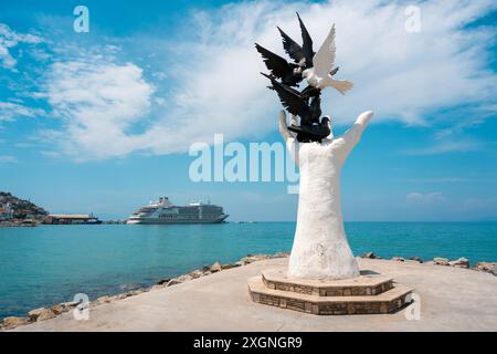 Hand of Peace Skulptur und Kreuzfahrtschiff dahinter in Kusadasi Aydin Stockfoto