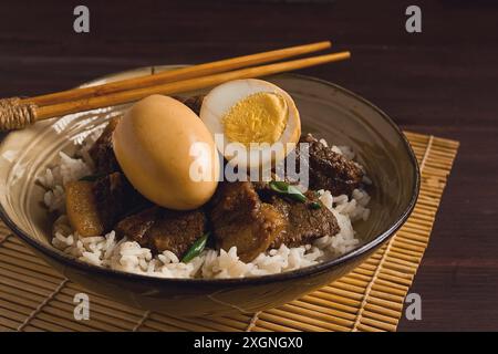 Gedünstete Eier mit Schweinebauch und Reis, chinesische Gerichte, hausgemachte, selektiver Fokus, rustikal, keine Leute Stockfoto