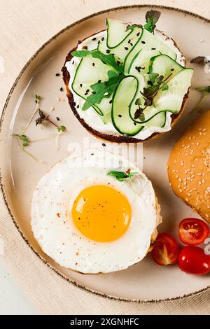 Auswahl an Sandwiches, Weißbrot, Spiegelei, Frischkäse und Gurke, Capelin Kaviar, Sesambrötchen, Frühstück, auf einem weißen Tisch, keine Leute Stockfoto