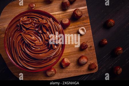 Schokoladennußpaste, Mousse, Nudeln, in einer Tasse, auf einem Holztisch, Draufsicht, selektiver Fokus, keine Leute Stockfoto