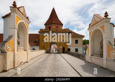 Budejovice Tor nach Český Krumlov. Český Krumlov ist eine Stadt in der südböhmischen Region der Tschechischen Republik. Stockfoto