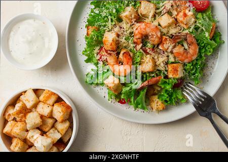 Caesar Salat, mit Garnelen, auf weißem Hintergrund, hausgemacht, keine Leute Stockfoto