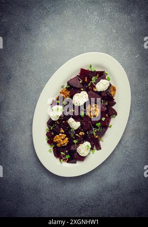 Rote-Bete-Salat mit Nüssen, Frischkäse und Mikrogrün, hausgemacht, keine Leute Stockfoto