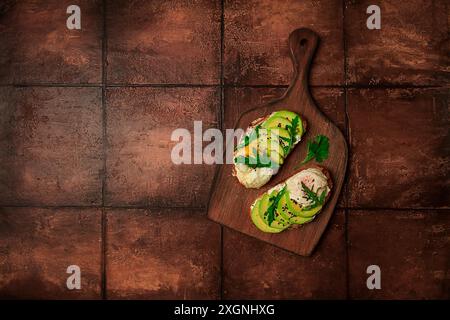 Sandwich mit Frischkäse, in Scheiben geschnittener Avocado und gekochtem Ei, Rucola, auf Getreidebrot, hausgemacht, Frühstück, keine Personen Stockfoto