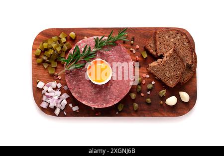 Rindertatar, mit Ei, Kapern, Gurken und Brot, auf weißem Hintergrund, Ansicht von oben, Nahaufnahme, horizontal, keine Leute Stockfoto