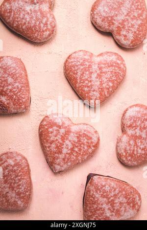 Essenstapete, Schokolade glasierter Lebkuchen, Herzform, Blick von oben, keine Leute Stockfoto