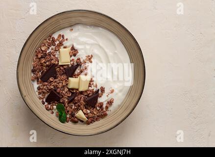 Joghurt mit Schokoladenmüsli, Frühstück, Nahaufnahme, Gabel drauf, keine Leute Stockfoto