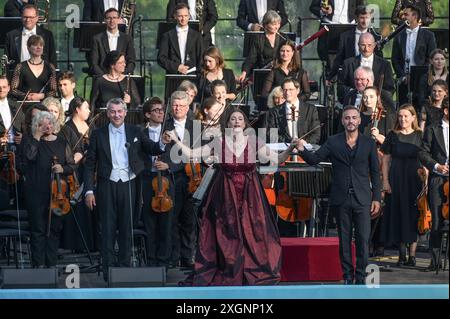 Open Air Konzert mit dem Linzer Brucknerorchester, unter der Leitung seines Chefdirigenten Markus Poschner, auf der Toscana-Halbinsel in Gmunden, am 06.07.2024. Das Bild zeigt eine Szene aus dem Konzert auf der Toscana Halbinsel in Gmunden. v.l.n.r.: Chefdirigent Markus Poschner, Sopranistin Erica Eloff, Bassbariton Erwin Schrott 2024 - Open Air Konzert mit dem Linzer Brucknerorchester, unter der Leitung seines Chefdirigenten Markus Poschner, auf der Toscana-Halbinsel in Gmunden, am 06.07.2024. *** Open-Air-Konzert mit dem Linz Bruckner Orchester unter der Leitung seines Chefdirigenten Ma Stockfoto