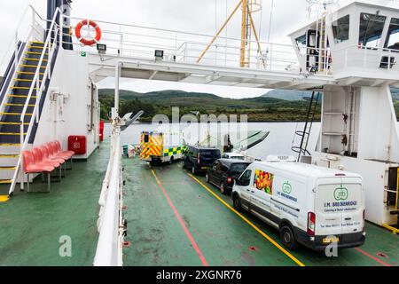 Krankenwagen in einem Notfall auf der Corran Fähre Überfahrt, Loch Linnhe, Lochaber, Schottland, Großbritannien. Stockfoto