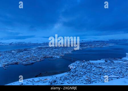 Stadtblick Tromso im Winter, Dämmerung, schneebedeckte Berge im Hintergrund, Blick vom Storsteinen Berg, Tromso, Troms og Finnmark, Norwegen Stockfoto