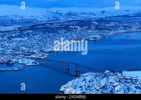 Stadtblick Tromso im Winter, Dämmerung, schneebedeckte Berge im Hintergrund, Blick vom Storsteinen Berg, Tromso, Troms og Finnmark, Norwegen Stockfoto