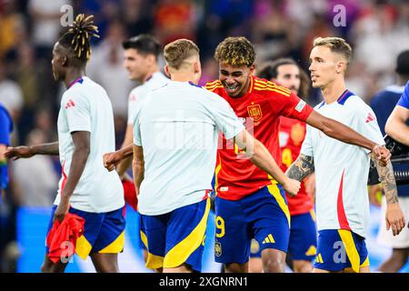 München, Deutschland. Juli 2024. Fußball, UEFA Euro 2024, Europameisterschaft, Spanien - Frankreich, Endrunde, im Halbfinale in der Münchner Fußballarena feiert die Spanierin Lamine Yamal (2. von rechts) mit der Spanierin Fermín López (2. von links) nach dem Spiel. Quelle: Tom Weller/dpa/Alamy Live News Stockfoto