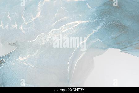 Abstrakte Kunstwerke mit einer Mischung aus Blau- und Weißtönen, die einen fesselnden Farb- und Formwirbel schaffen Stockfoto