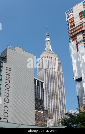 Das Empire State Building erhebt sich über dem Noma-Gebäude in New York City Stockfoto