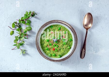 Würzige vegane Suppe, von oben mit frischer Minze und einem Löffel erschossen Stockfoto