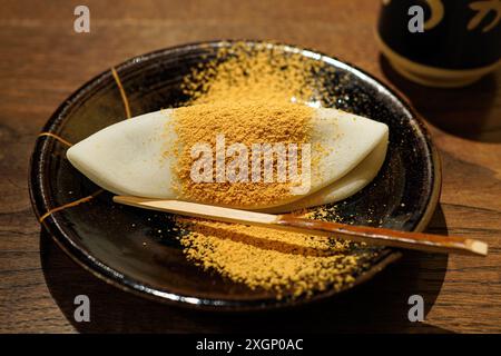 Kyoto's berühmte Reiskuchen Süßigkeiten Mugite-Mochi, traditionelle japanische Süßwaren aus frisch gemahlenem Mochi-Reiskuchen, süßer Bohnenpaste und Kinako Stockfoto