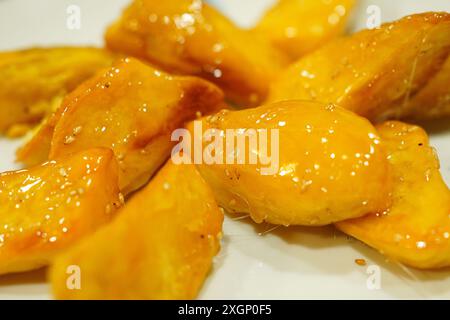 Frisch zubereitete DAIGAKU IMO (japanische kandierte Süßkartoffeln), frittierte Süßkartoffeln mit Honig Stockfoto