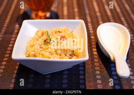 Nahaufnahme von gebratenem Reis aus authentischem chinesischem Restaurant, chinesischem Rührreis mit Ei, Gemüse und geschmortem Schweinefleisch, Meeresfrüchten oder anderem ingre Stockfoto