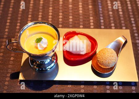 Mangopudding in einem silbernen Becher Stockfoto