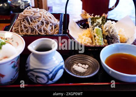 Tenzaru Soba (Soba serviert auf einem Bambus Abtropfkorb mit Dippsoße und Tempura ) Stockfoto