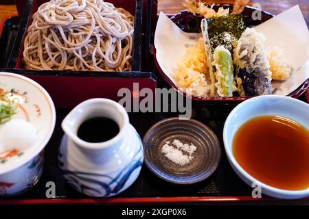 Tenzaru Soba (Soba serviert auf einem Bambus Abtropfkorb mit Dippsoße und Tempura ) Stockfoto