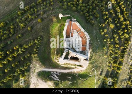 Aus der Vogelperspektive der Ruinen einer antiken mittelalterlichen Burg in Castrojeriz, Burgos, Spanien. Hochwertige Fotos Stockfoto