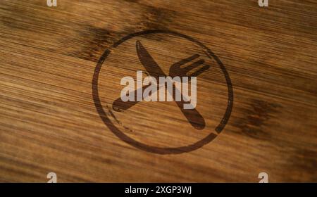 Symbol für Messer und Gabel auf Holzkiste gedruckt. Bar-Schild und Restaurant-Symbol-Konzept. Stockfoto