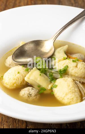 Bayerische Hochzeitssuppe auf einem Teller Stockfoto