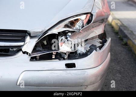 Autounfall. Frontkotflügel und leichte Beschädigungen und Kratzer am Stoßfänger. Zerbrochenes Fahrzeug aus der Nähe Stockfoto