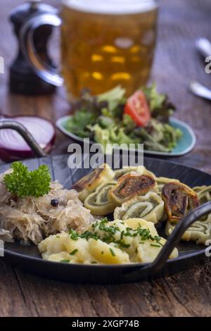 Maultaschen in einer Pfanne Stockfoto