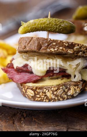 Reuben Sandwich auf rustikalem Holz Stockfoto